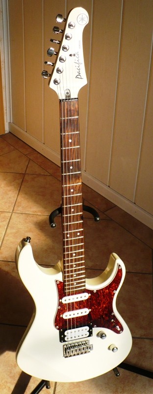 Yamaha Pacifica,

noch original bis auf die Security Locks und jetzt schon echt ok, aber auch hier wird noch was verändert werden, Mechaniken werden gegen welche von Kluson getauscht und über die Tonabnehmer habe ich mir noch keine Gedanken gemacht