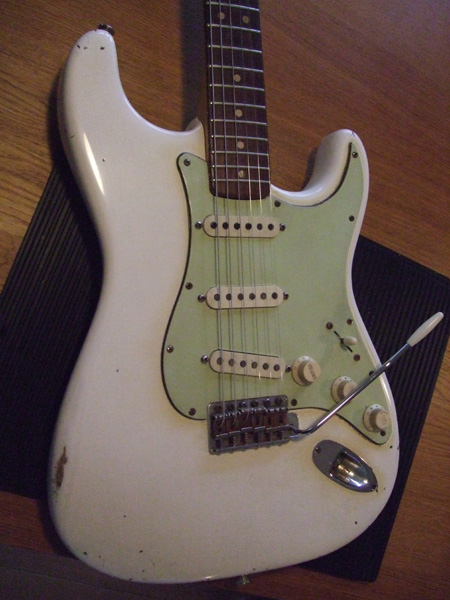 strat64whfrnt.jpg