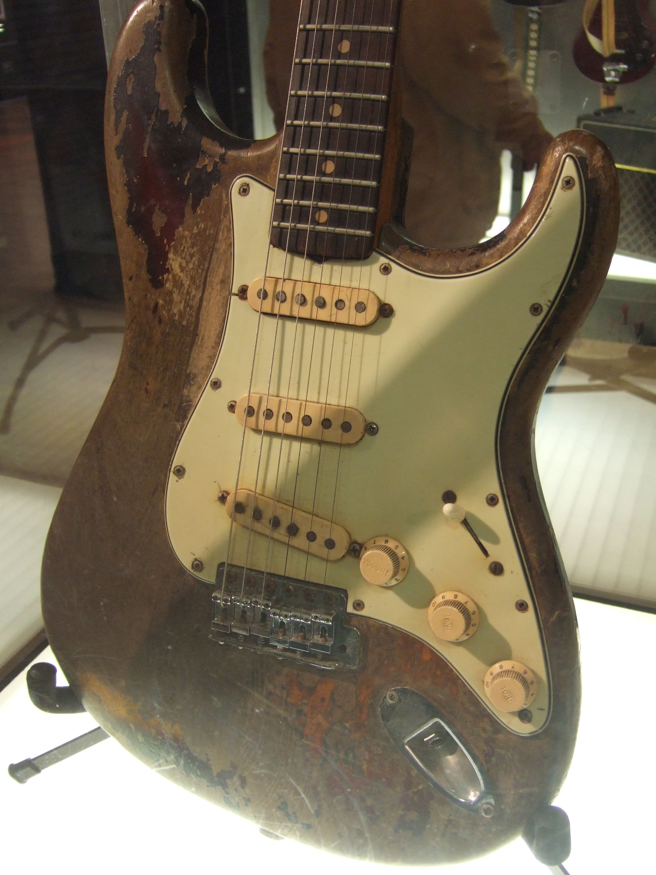 Rory_Gallagher's_1961_Fender_Stratocaster.jpg