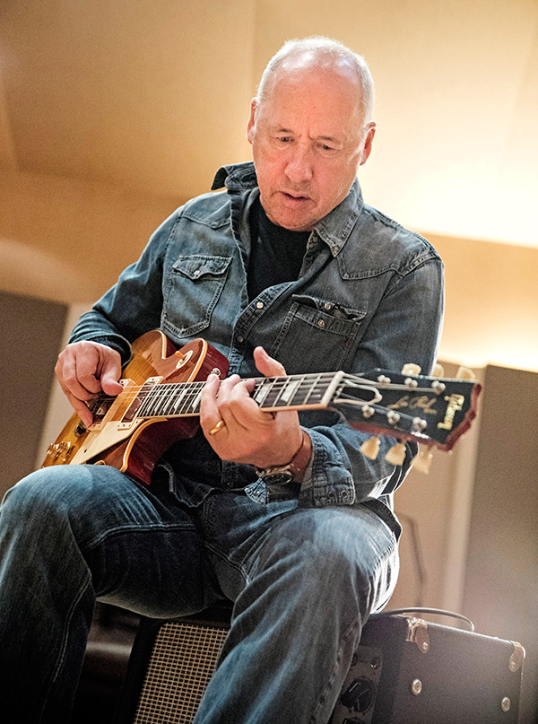 knopfler-play_600.jpg