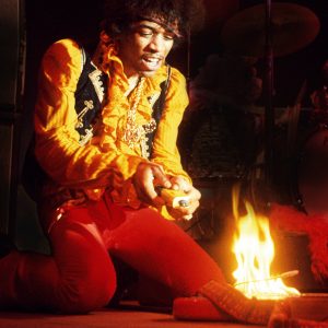 Jimi-Hendrix-Live-brennende-Gitarre-300x300.jpg