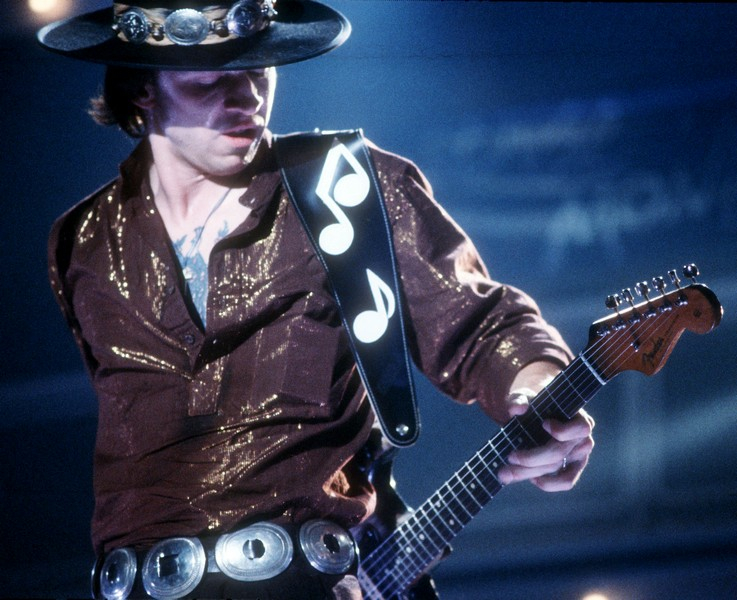 stevie-ray-vaughan-behind-the-back.jpg
