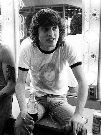 Angus-angus-young-6930195-343-459.jpg