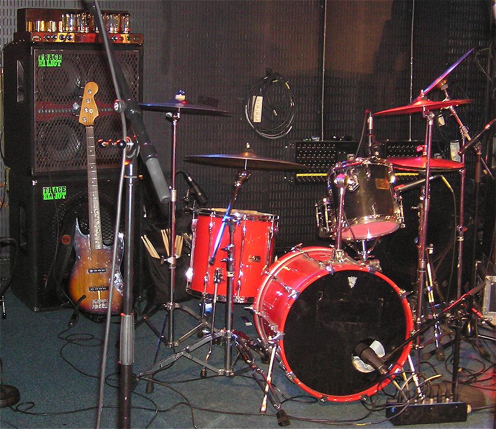 Spotnicks-Drumset.jpg
