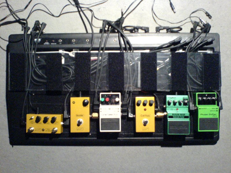 Plexiglas_lose_auf_Pedalboard.jpg