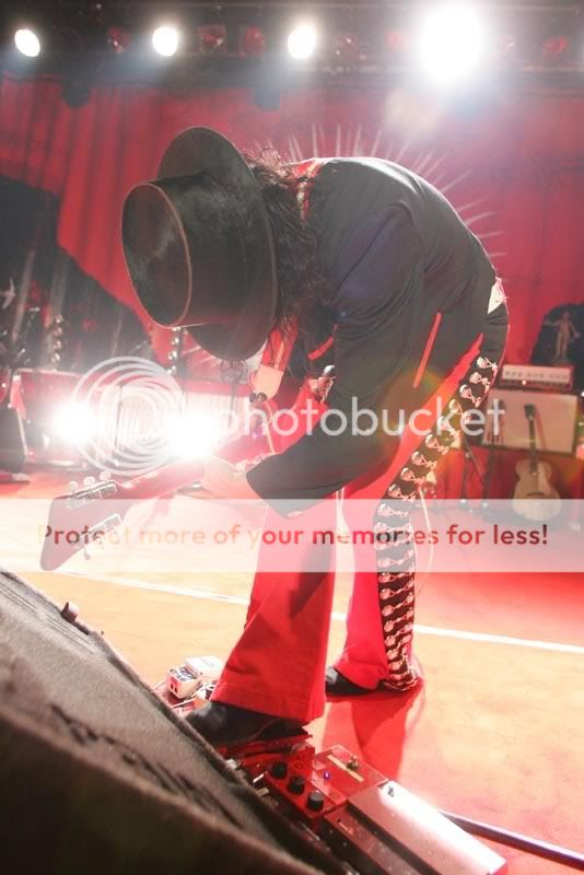 whitestripes1428tbnxw3.jpg