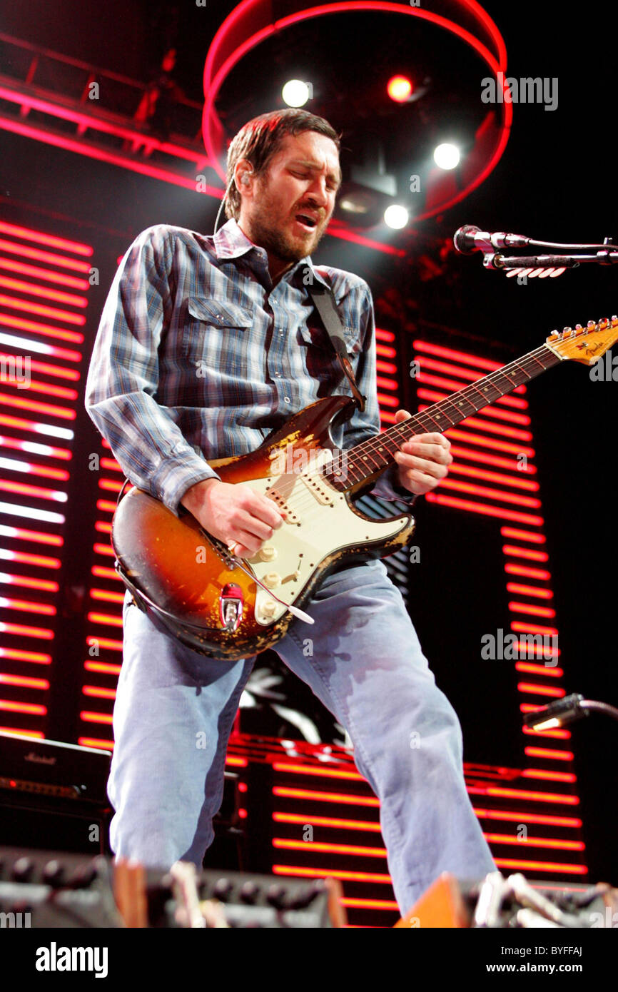 john-frusciante-red-hot-chili-peppers-performing-live-in-a-sold-out-BYFFAJ.jpg