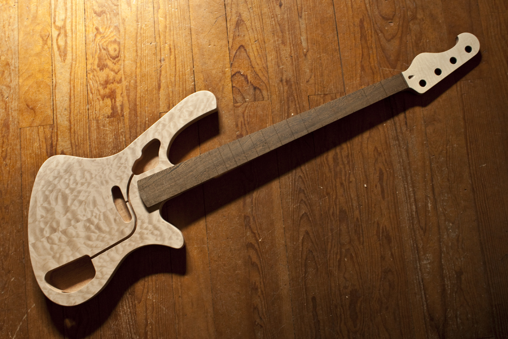 BassLine_rebelle_07_body_neck.jpg