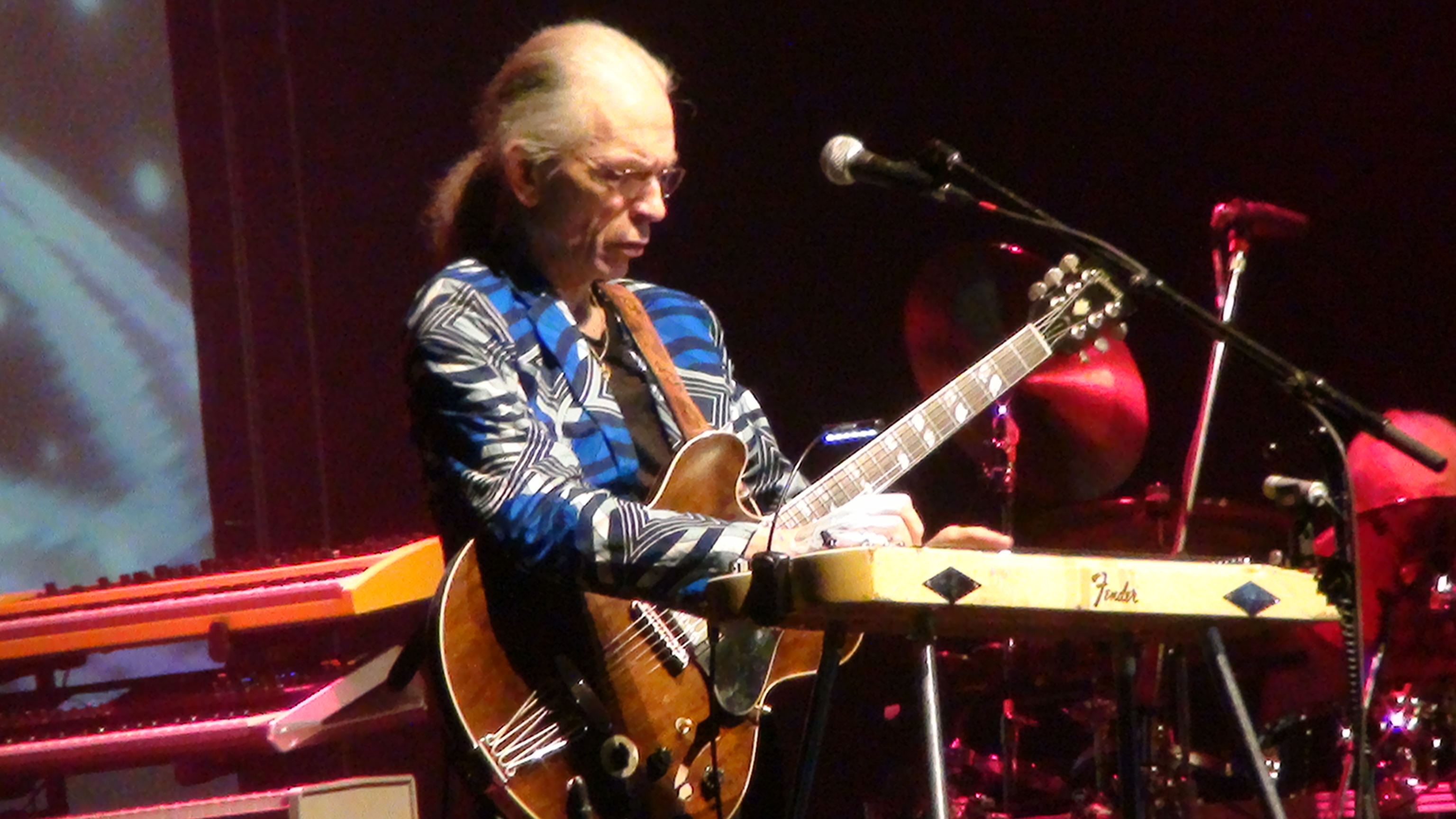 Steve_Howe_playing_Fender_slide_-_24-05-13.JPG