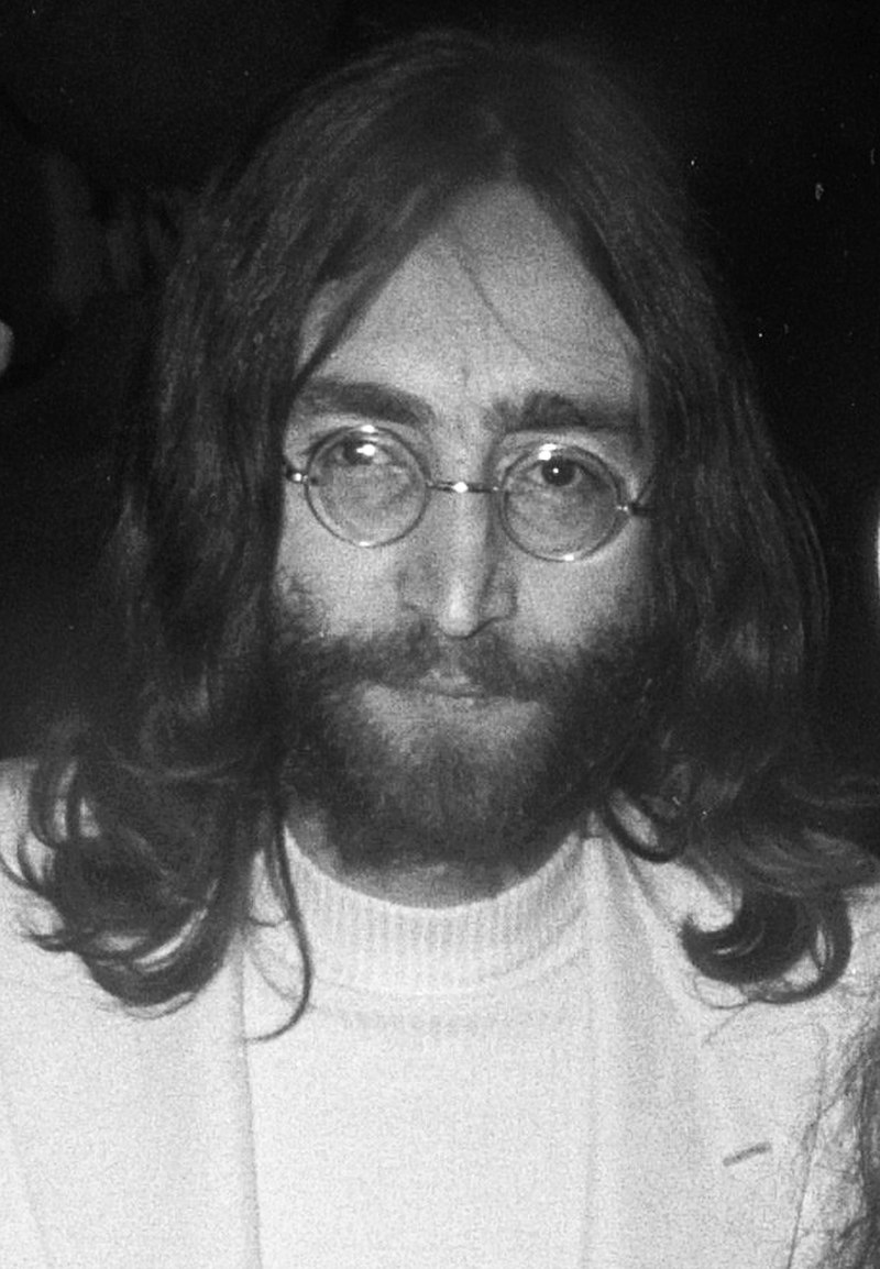 800px-John_Lennon_1969_%28cropped%29.jpg