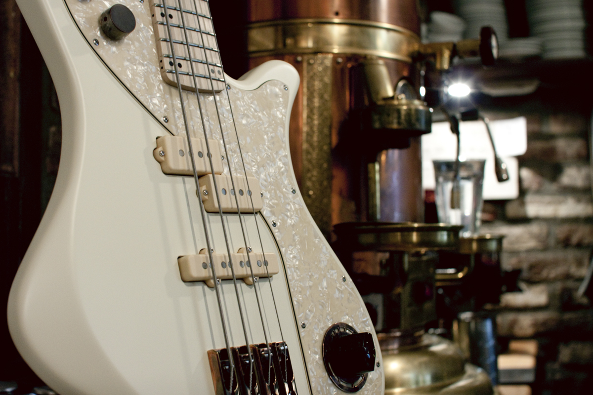 BassLine_rebelle_series_vintage_white_02.jpg