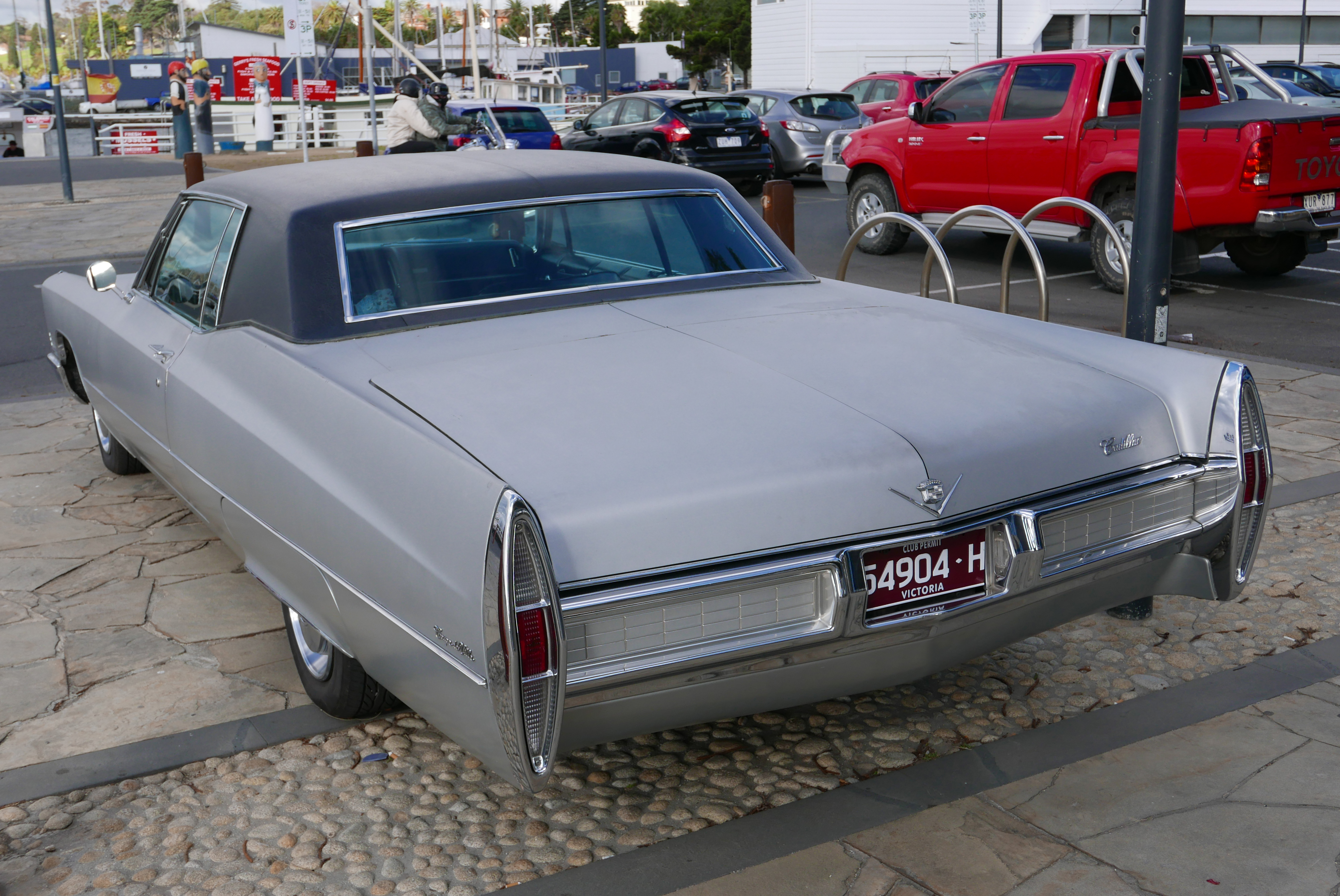 1967_Cadillac_Coupe_de_Ville_2-door_hardtop_%282015-08-02%29_02.jpg