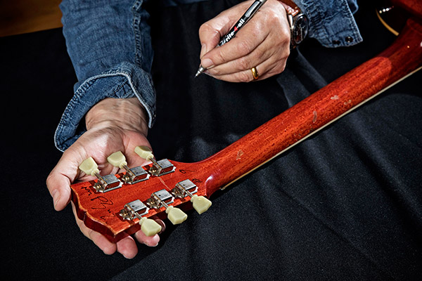 Knopfler-sign_600.jpg