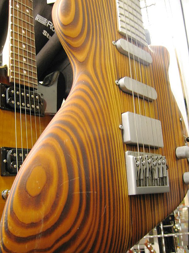 1206508666-solid%20wood%20guitar%20-%20no%20name.jpg