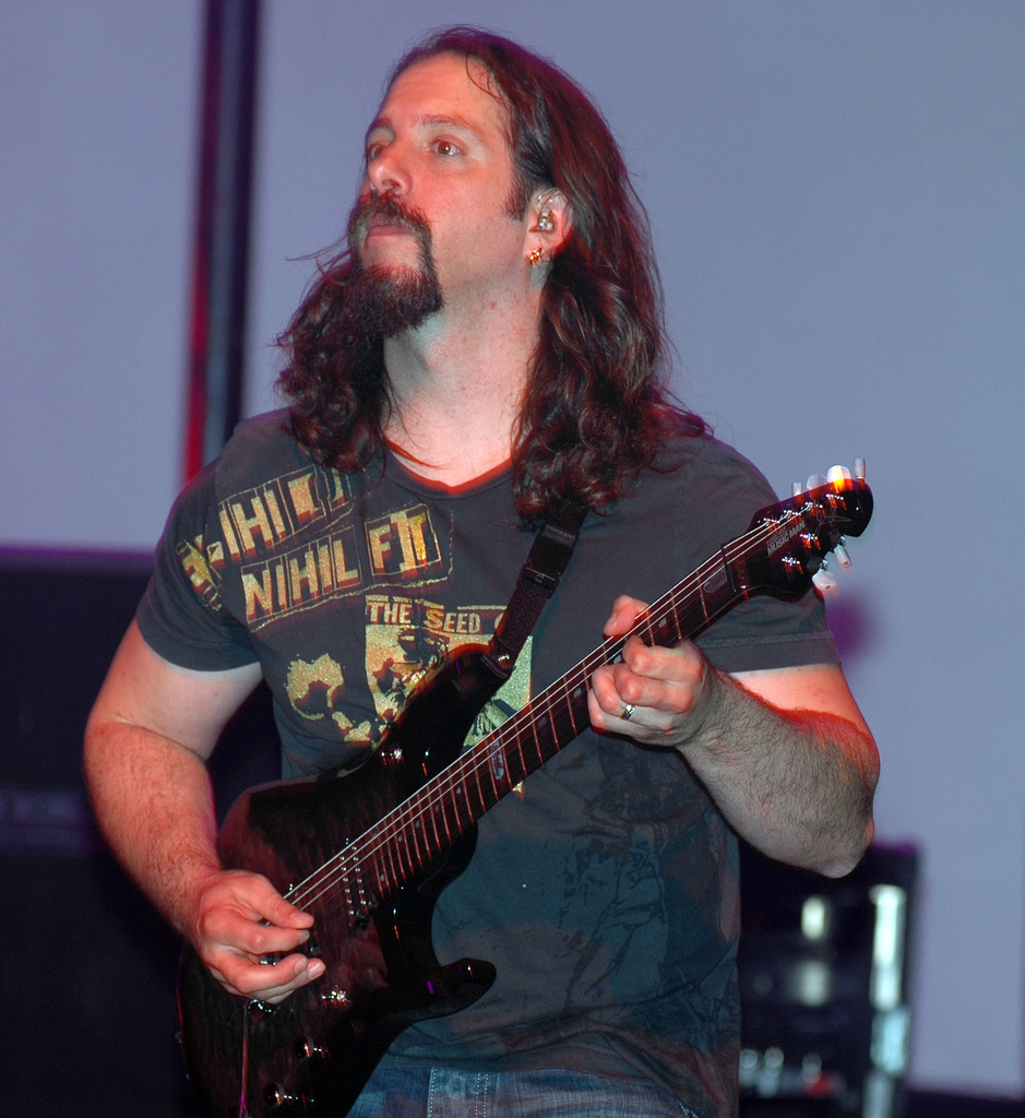 John_Petrucci_(a).jpg