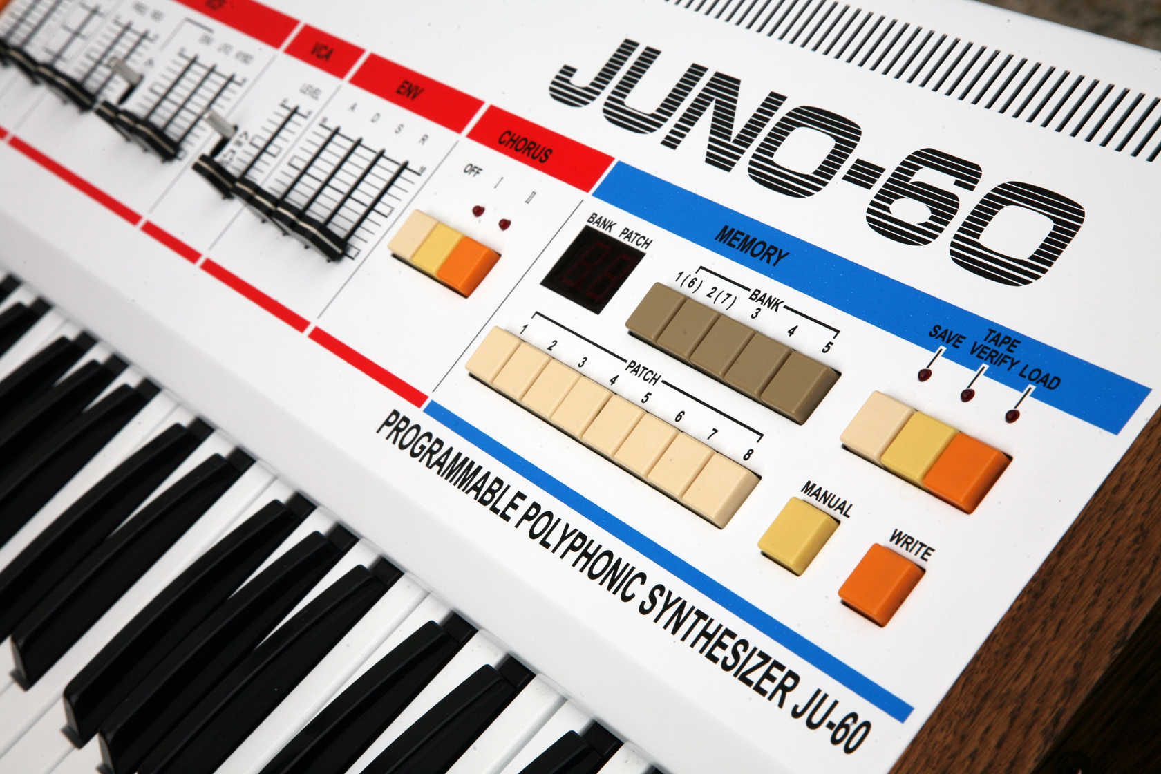 Roland_Juno60_white_01.jpg