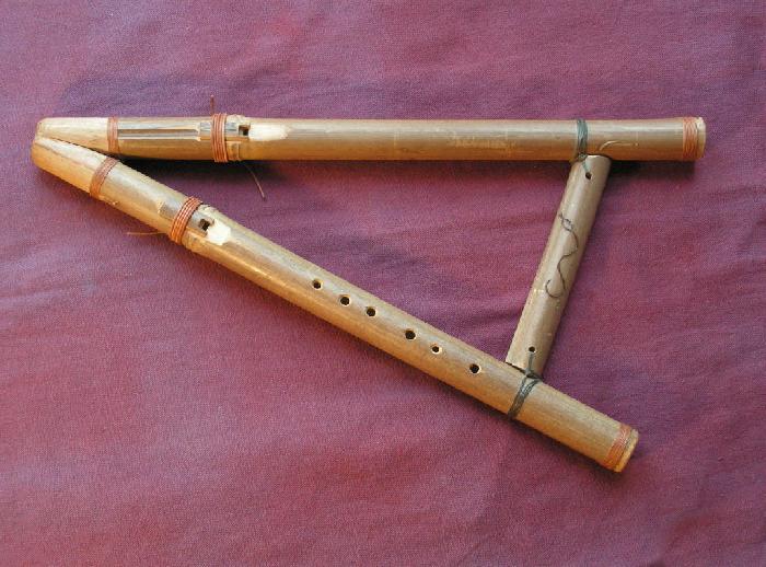 double_flute_amerindienne_sol_en_bambou.jpg