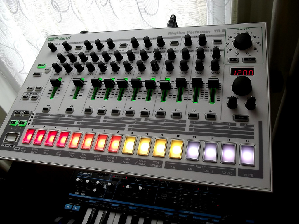 Customsynth_White_tr8.jpg