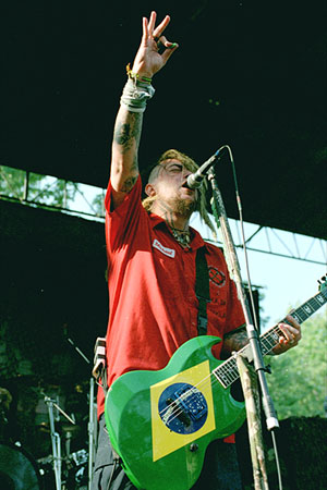 soulfly-101400-07b.jpg