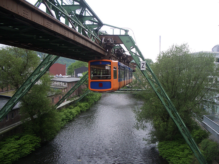 Wuppertal_Schwebebahn_2005.jpg