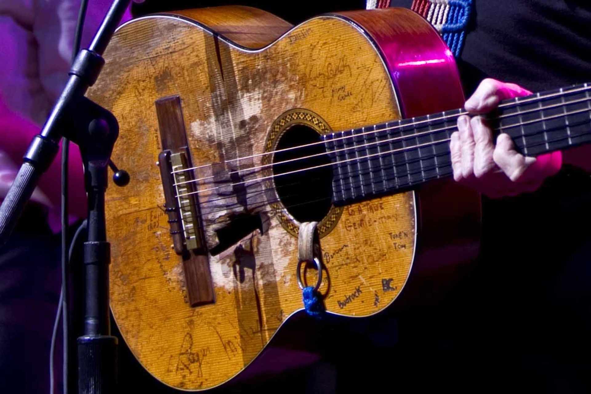 Willie-Nelsons-Guitar.jpg
