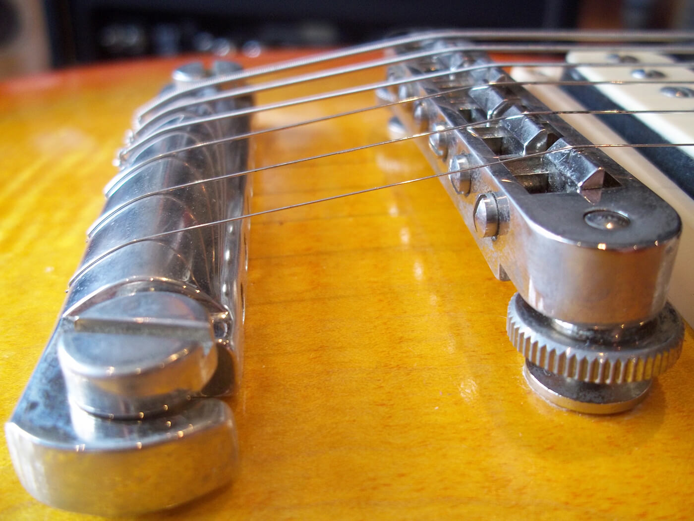 les-paul-tips-wrapover-bridge-tailpiece@1400x1050.jpg