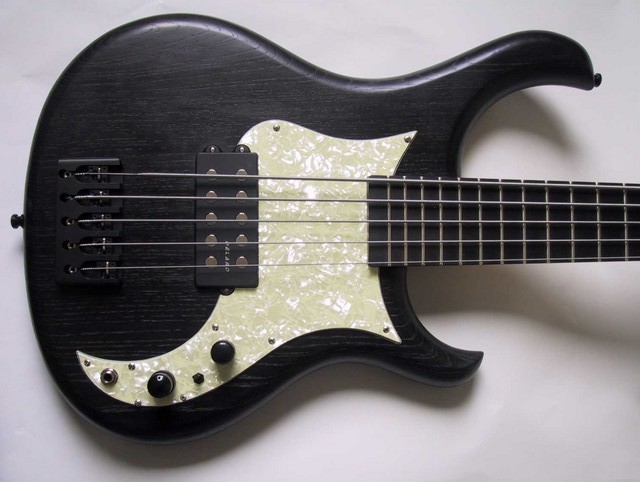 xover_schwarz_korpus.sized.jpg