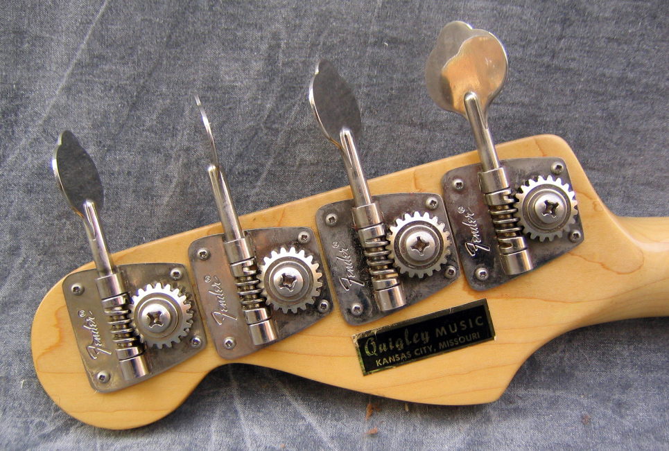 1974_Fender_Precision_Bass_403551_tuners.jpg