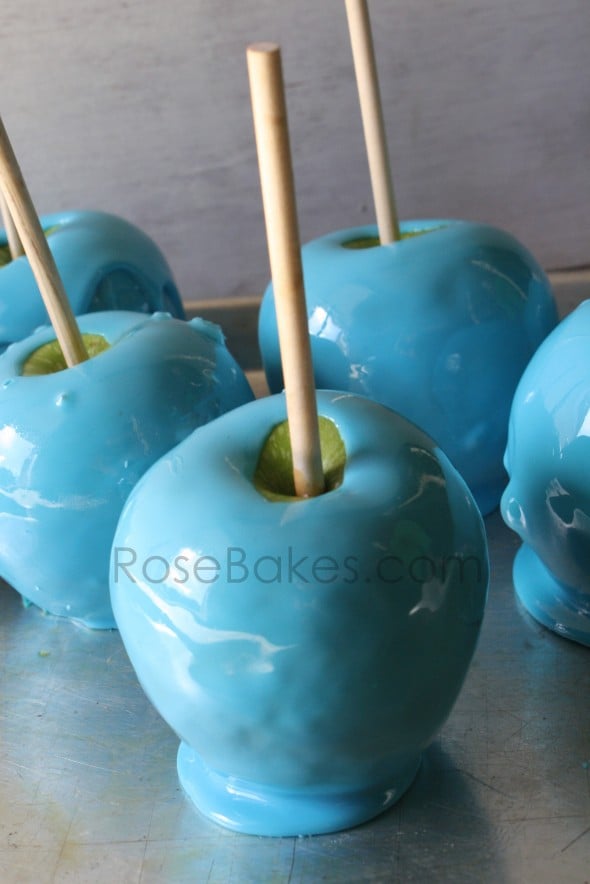 Bright-Blue-Raspberry-Candy-Apples-590x884.jpg