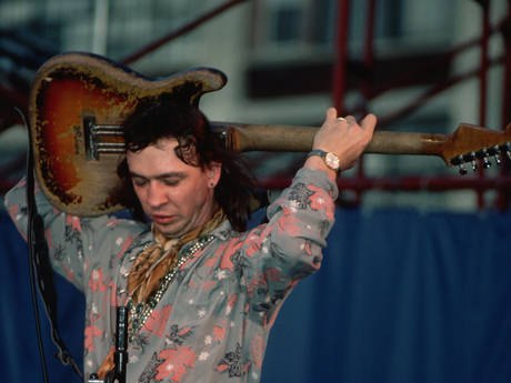 stevie-ray-vaughan-1983-guitar-behind-head-corbis-460-100-460-70.jpg