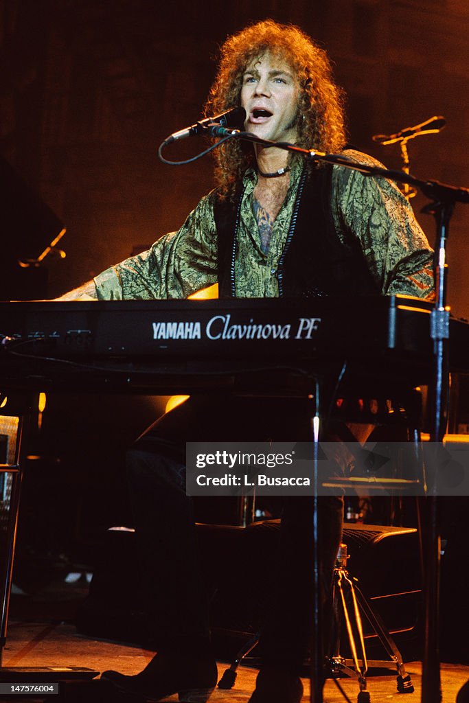 david-bryan-of-bon-jovi-performs-in-concert-circa-1993-in-new-york-picture-id147576004