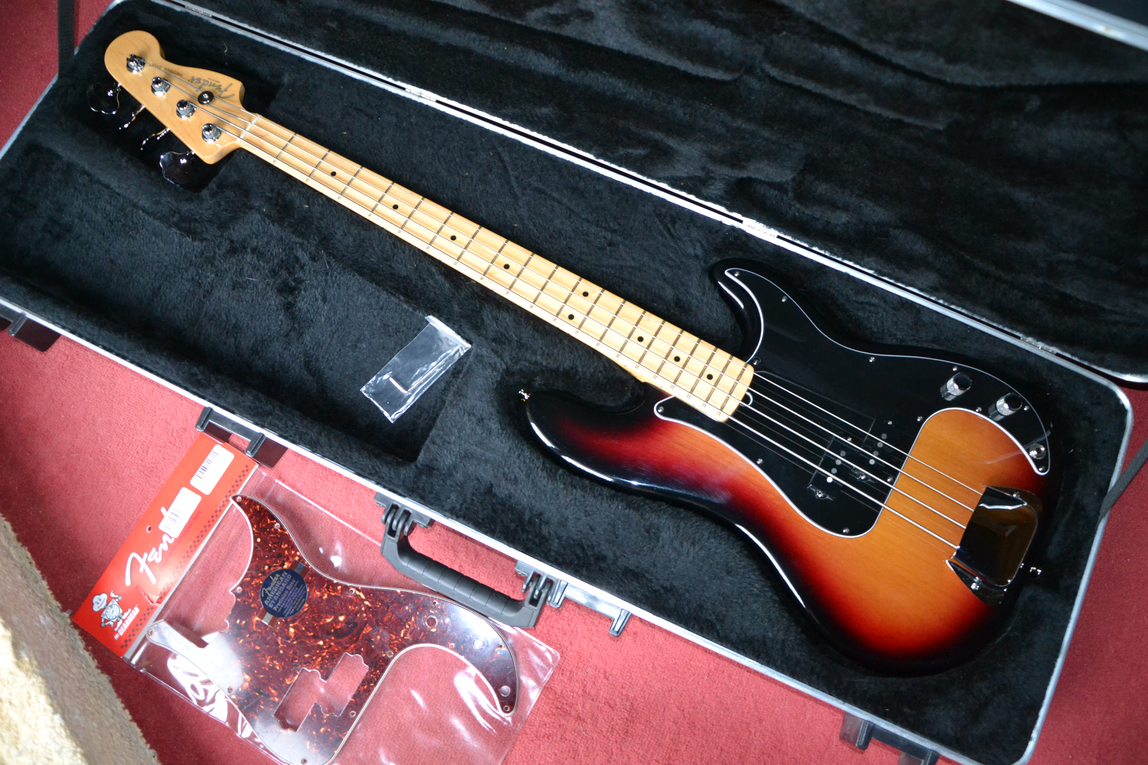 fender-american-standard-precision-bass-3-color-sunburst-rosewood-532732.jpg