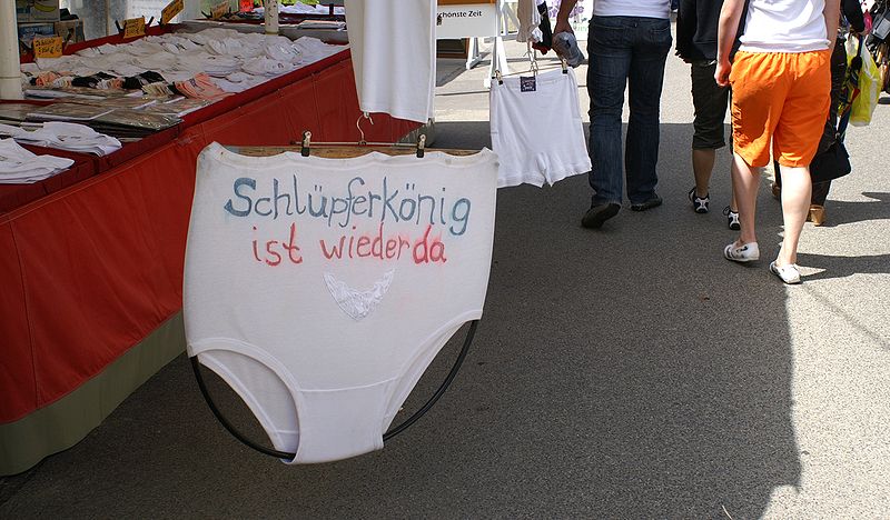 800px-Unterhosen_gibt_es_in_allen_Gr%C3%B6%C3%9Fen.jpg