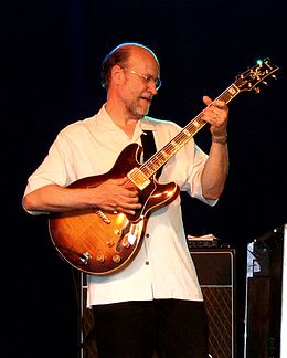 260px-John_scofield_2004-07-23.jpg