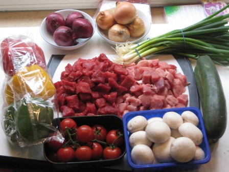 gemischtes-gulasch-gemuse-topf-paprika-zucchini-1.jpg