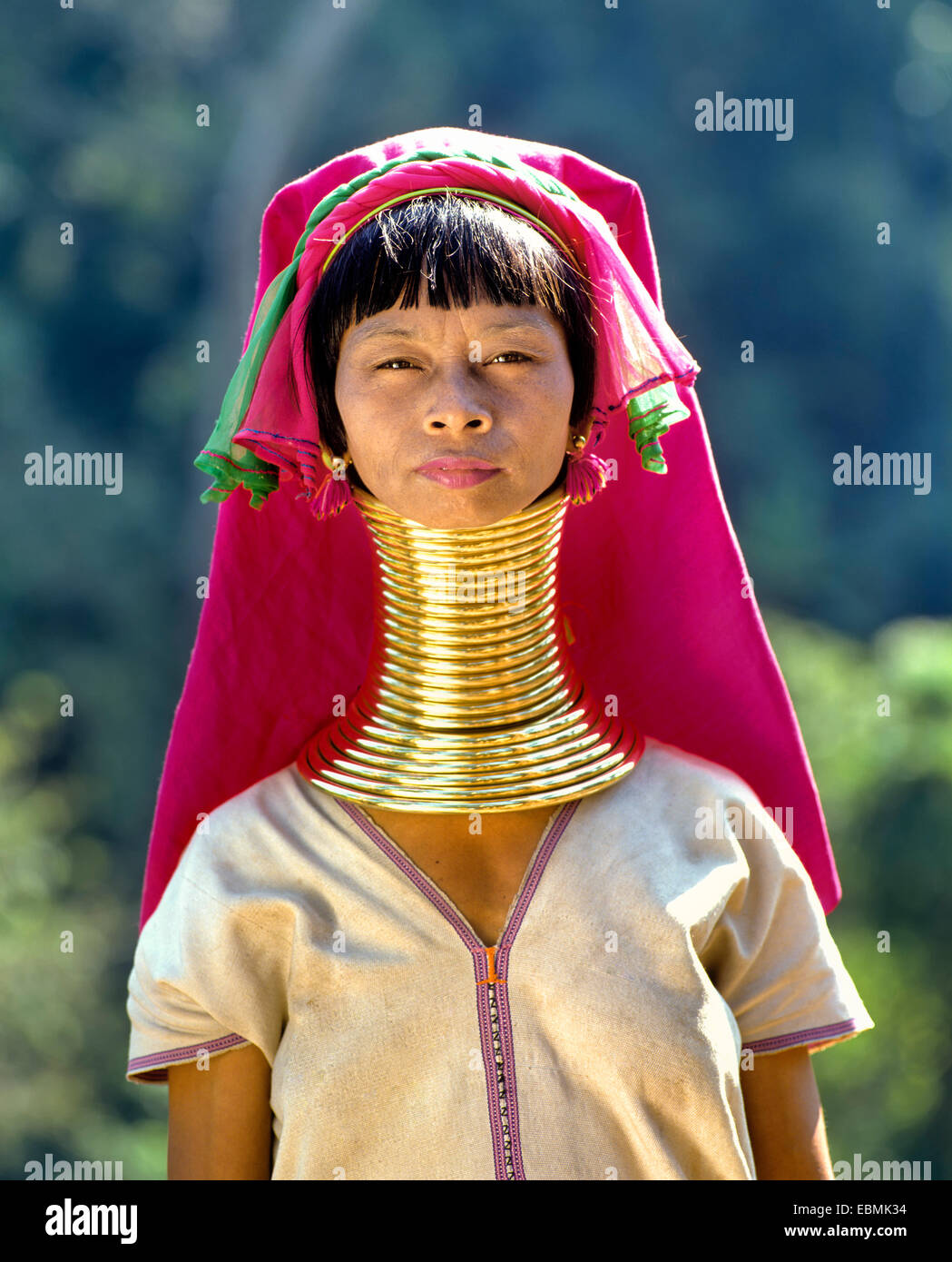 lang-necked-frau-der-padaung-berg-stamm-auch-bekannt-als-giraffe-frauen-tragen-halsringe-provinz-chiang-rai-ebmk34.jpg