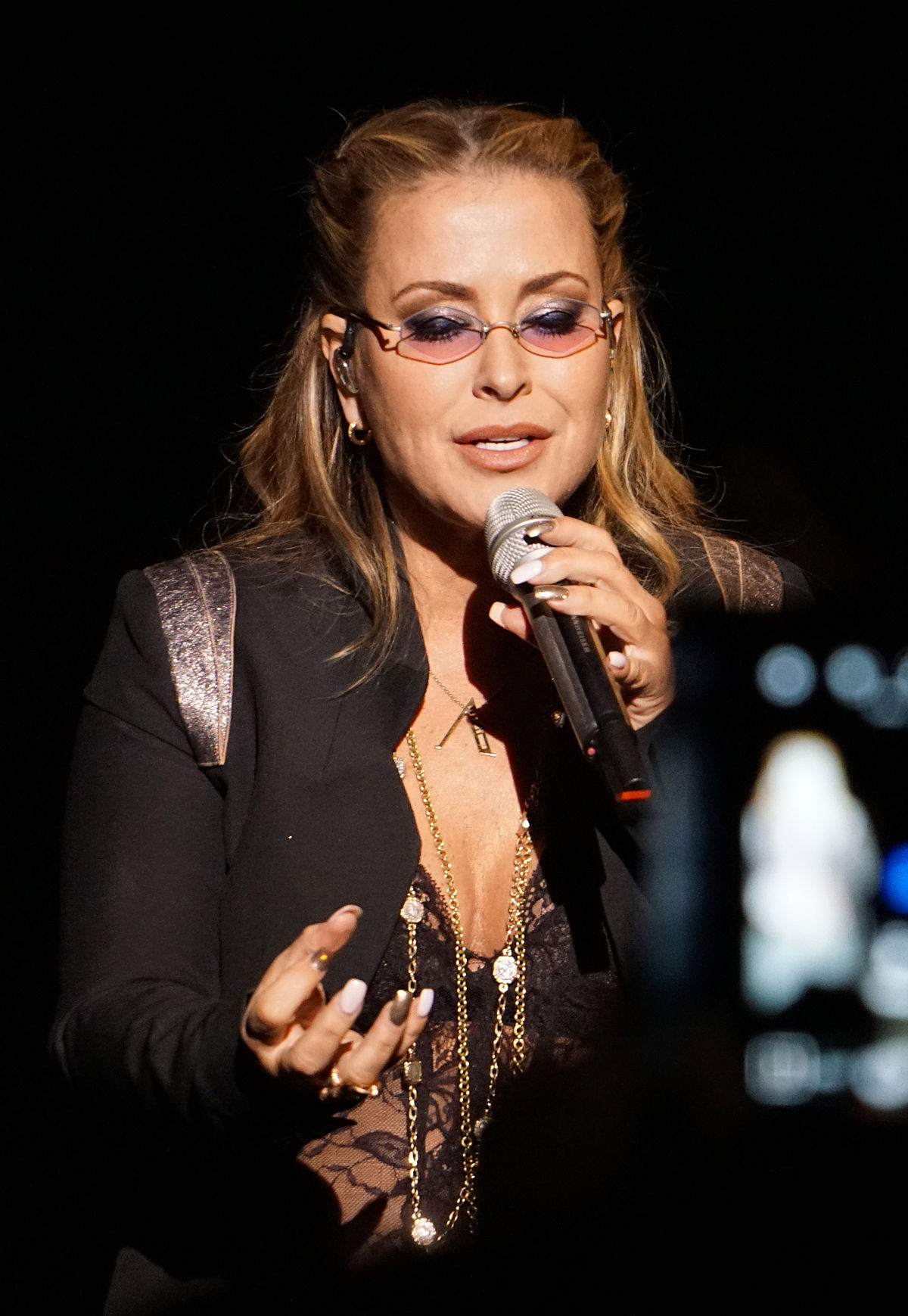 1200px-Anastacia_Resurrection_Tour_%28London%29.jpg