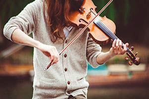 Frau spielt Violine