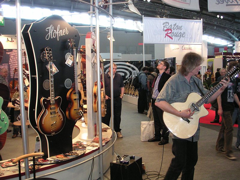 99451d1239186645-gitarren-auf-musik-messe-hoe.jpg