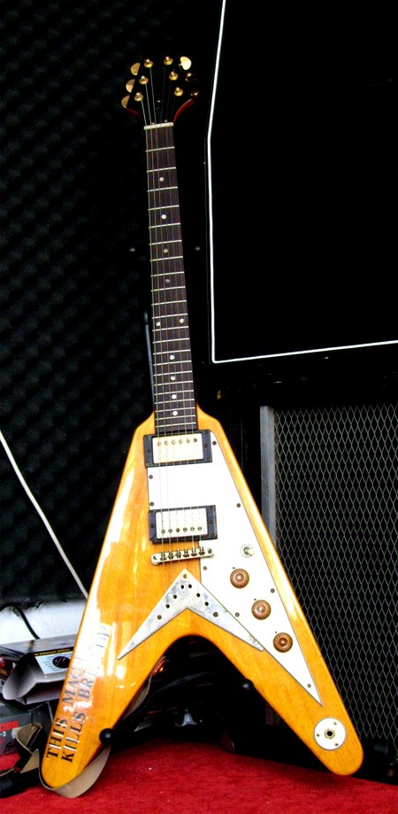 100957d1240605944-schickt-mal-bilder-eurer-gitarre-part-ii-flyingv.jpg