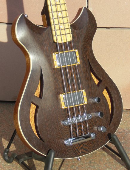 101069d1240773041-projekt-des-dudes-zweiter-eigenbau-hollowbody-shortscale-e-bass-fertig2.jpg