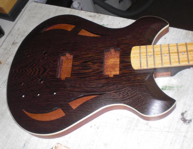97968d1237847045-projekt-des-dudes-zweiter-eigenbau-hollowbody-shortscale-e-bass-21oelen1.jpg
